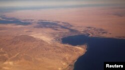تصویر هوایی از کانال سوئز که دریای مدیترانه را به دریای سرخ متصل می‌کند - آرشیو