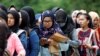 Sejumlah pelamar kerja sedang menunggu pembukaan job fair yang diadakan di dalam pusat perbelanjaan di Bekasi, Jawa Barat. (Foto: REUTERS/Darren Whiteside)