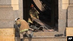 Bomberos remueven escombros carbonizados del Museo Nacional de Río de Janeiro, Brasil, el lunes, 3 de septiembre de 2018, después de un incendio registrado el domingo.