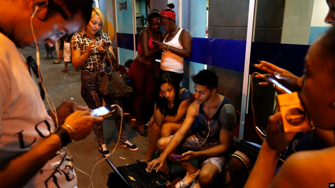 Người dân lướt web tại một điểm phát Wi-Fi công cộng ở trung tâm thành phố Havana, Cuba, ngày 16 tháng 3 năm 2016.