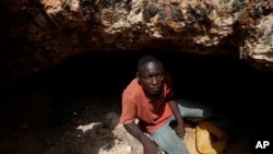 Bashir Rabiu, 19 ans, à l'intérieur d'un site d'extraction illégale de lithium à Paseli, au Nigeria, le mardi 5 novembre 2024. (AP Photo/Sunday Alamba)