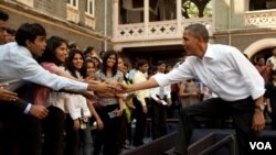 Durante su presentación para promover las exportaciones estadounidenses, el presidente Obama saluda a estudiantes universitarios en India.