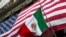 La bandera de México ondea frente a la de Estados Unidos, colgada en la fachada del edificio del Mercado de Valores de Nueva York, el 4 de septiembre de 2015