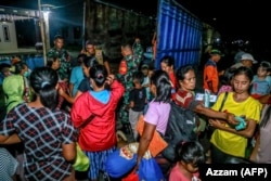 Warga bergegas mengungsi dari Desa Sangaji Nyeku menyusul letusan Gunung Ibu di Halmahera Barat, Maluku Utara, Rabu, 15 Januari 2025. (Foto: Azzam/AFP)