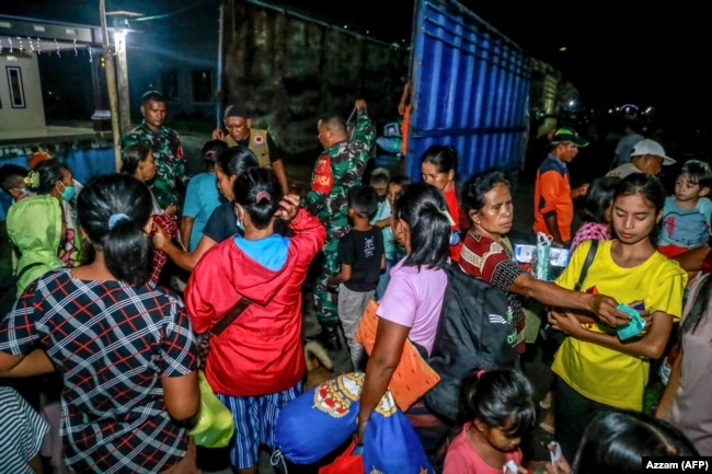 Warga bergegas mengungsi dari Desa Sangaji Nyeku menyusul letusan Gunung Ibu di Halmahera Barat, Maluku Utara, Rabu, 15 Januari 2025. (Foto: Azzam/AFP)