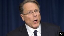 Wayne LaPierre, vice-président de la NRA, estime que le droit au port libre des armes à feu reste menacé