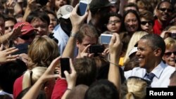 Presiden Barack Obama menyalami para mahasiswa setelah berpidato di Iowa State University di kota Ames, negara bagian Iowa (28/8). 