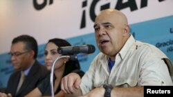 Jesús Torrealba (derecha), secretario general de la coalición de partidos de oposición (MUD) durante una conferencia de prensa en Caracas, Venezuela, el martes, 8 de diciembre de 2015.
