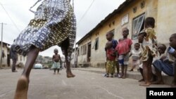 Des enfants jouant dans une rue d’Abidjan, Côte d’Ivoire, 16 juin 2005.