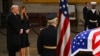 El presidente electo Donald Trump y su esposa, Melania Trump, frente al féretro del expresidente Jimmy Carter durante su funeral en el Capitolio federal, el miércoles 8 de enero de 2025, en Washington.