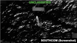 미 남부사령부는 25일, 카리브해상에서 지정 테러 조직이 운영하는 것으로 추정되는 선박에 대해 신규 공습을 단행해 "남성 마약 테러 조직원 4명"이 사망했다고 밝혔다.