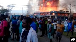 Kerusuhan disertai aksi pembakaran toko-toko di Wamena, Papua, 23 September lalu (foto: dok). 