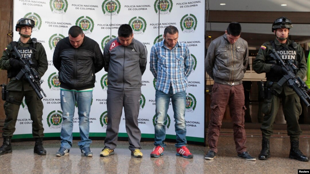 Polisi Kolombia memperlihatkan kepada media empat orang anggota kelompok terkait pembunuhan reserse narkoba AS, James "Terry" Watson di Bogota, 20 Juni 2013 yang lalu (Foto: dok).