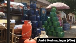 Bonbonnes de gaz butane vide qui doivent être rechargées à N’Djamena, le 4 avril 2019. (VOA/André Kodmadjingar)