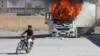 Suriyeli muhaliflerin kontrolündeki Halep'in kuzeyindeki El Bab'da, Türkiye karşıtı protestolarda araçlar da ateşe verildi- 1 Temmuz 2024 (AFP).