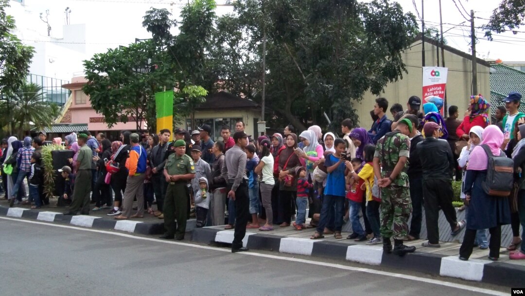 Warga kota Bandung antusias menyambut kedatangan para delegasi KAA dengan berjejer di tepi jalan. (VOA/R. Teja Wulan)