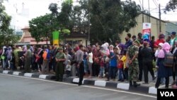 Warga kota Bandung antusias menyambut kedatangan para delegasi KAA dengan berjejer di tepi jalan. (VOA/R. Teja Wulan)