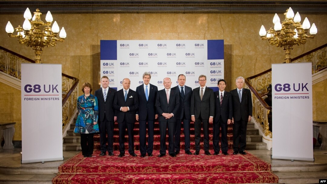 Para Menteri Luar Negeri G8 berpose di Lancaster House, London (11/4).