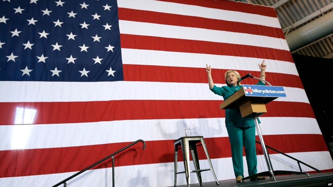 Kandidat Presiden AS dari partai Demokrat, Hillary Rodham Clinton memberikan pidato kampanye di Des Moines, Iowa Minggu (14/6).