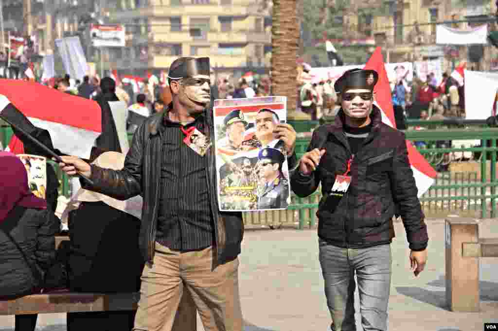 Many in the crowd hold pictures of General Abdel Fateh el Sissi, widely expected to run in upcoming presidential elections, (Hamada Elrasam for VOA).