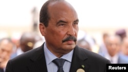 Le président mauritanien Mohamed Ould Abdel Aziz attend l'arrivée du président français à l'aéroport de Nouakchott, en Mauritanie, le 2 juillet 2018.