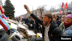 Người biểu tình thân Nga tràn vào một trụ sở chính phủ ở Luhansk, phía đông Ukraine.