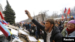 Abashigikiye Uburusiya bari mu myiyerekano mu gisagara ca Luhansk, mu buseruko bwa Ukraine, kw'italiki 14 z'ukwezi kwa kane, umwaka w'2014.
