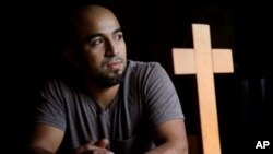 Alex García, un inmigrante hondureño que se había refugiado para no ser deportado en una iglesia de Maplewood, Missouri, desde 2017, posa para una fotografía el domingo 28 de enero de 2018.