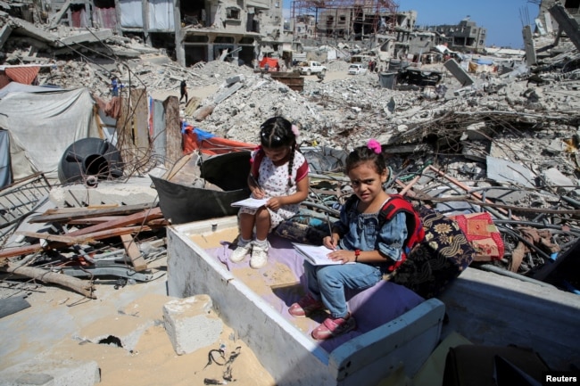 Siswa Palestina menghadiri kelas di tenda yang didirikan di atas reruntuhan rumah guru Israa Abu Mustafa di Khan Younis di Jalur Gaza selatan, 4 September 2024. (Foto: Reuters)