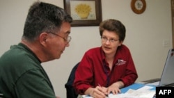 美国社会工作者为残障人士登门服务