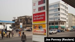 Une station-service Shell affiche les prix de l'essence et du diesel à Abidjan, en Côte d'Ivoire, le 28 janvier 2016. 