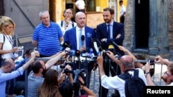 Les journalistes Emiliano Fittipaldi (D) et Gianluigi Nuzzi à la fin de leur procès, à Rome, le 7 juillet 2016.