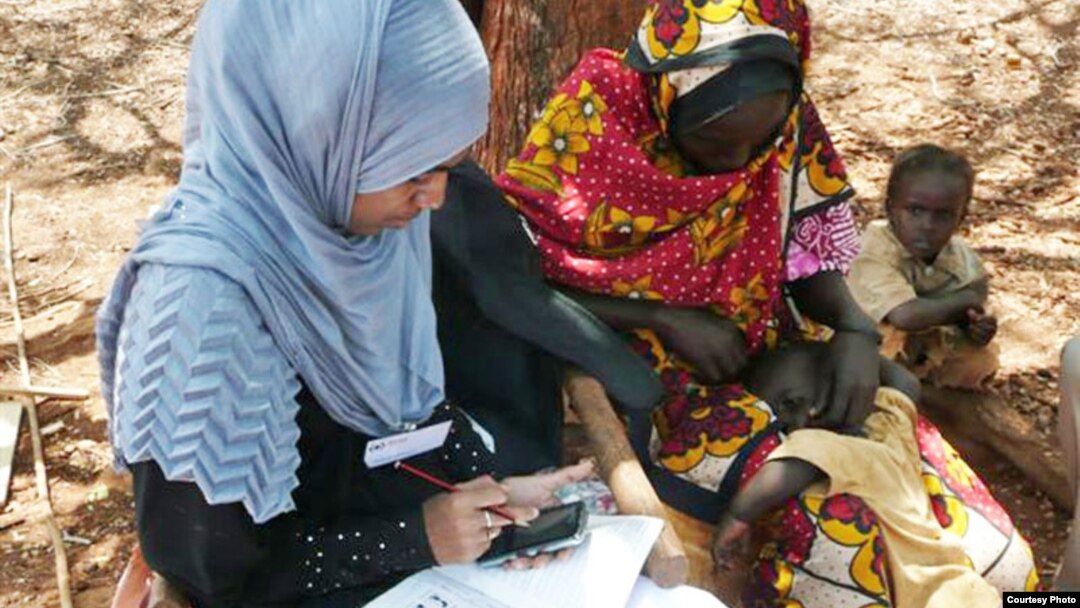 Pekerja sukarela Palang Merah Internasional menggunakan survei ponsel RAMP untuk mengumpulkan informasi kesehatan di pedesaan Kenya. (Foto: IFRC)