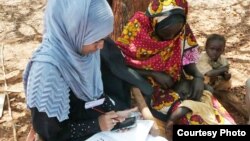 Red Cross volunteer uses mobile phone RAMP survey to gather health information in rural Kenya. (Credit: IFRC)