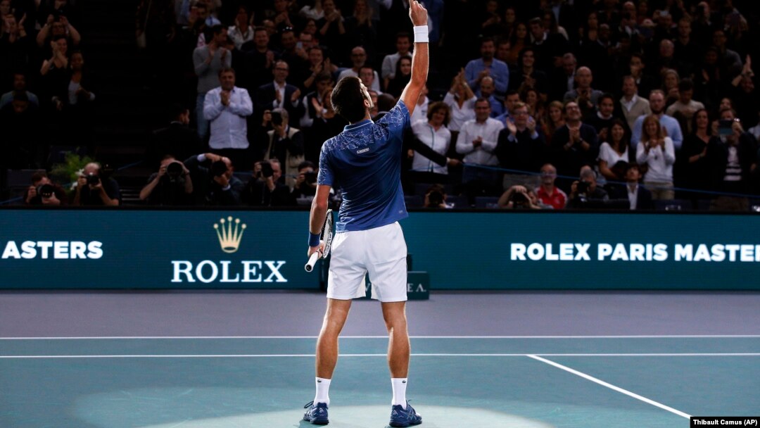 Novak Đoković slavi pobedu nad Rodđerom federerom u polufinalu turnira Masters 1000 u Parizu, 3. novembra 2018. (Foto: Thibault Camus)