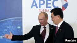 Russia's President Vladimir Putin (L) greets China's President Hu Jintao upon his arrival at the APEC Summit in Vladivostok, September 8, 2012.
