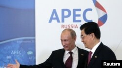 俄罗斯总统普京和中国国家主席胡锦涛9月8日出席在海参崴举行的亚太经合组织峰会