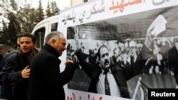 Wani mutum na kuka a gaban hoton shugaban masu adawa a Tunisia, Chikri Belaid. REUTERS/Zoubeir Souissi