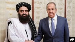 Menteri Luar Negeri Rusia Sergey Lavrov dan penjabat Menteri Luar Negeri Gerakan Taliban Afghanistan Amir Khan Muttaqi berfoto bersama sebelum menggelar pembicaraan bilateral di Moskow, Rusia, Jumat, 4 Oktober 2024. (Foto: Russian Foreign Ministry Press Service via AP)