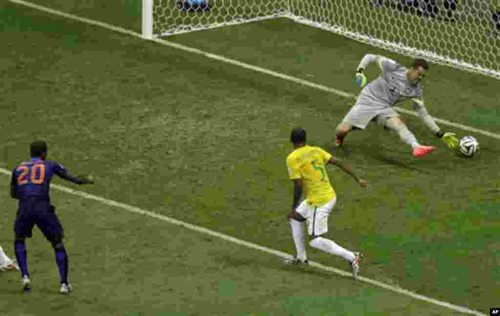 Netherlands' Georginio Wijnaldum, left, scores his team third goal past Brazil's goalkeeper Julio Cesar during the World Cup third-place soccer match between Brazil and the Netherlands at the Estadio Nacional in Brasilia, Brazil, Saturday, July 12, 2014. 