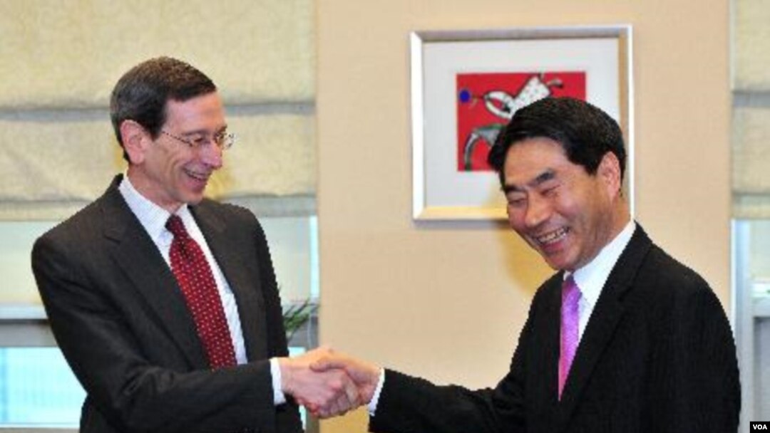 Robert Einhorn, Utusan Khusus bidang Non Proliferasi dan pengawasan senjata Amerika (kiri) berjabatan tangan dengan wakil Menlu Korsel Kim Jae-Shin di Seoul (Foto: dok).