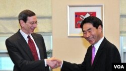 Robert Einhorn, Utusan Khusus bidang Non Proliferasi dan pengawasan senjata Amerika (kiri) berjabatan tangan dengan wakil Menlu Korsel Kim Jae-Shin di Seoul (Foto: dok).