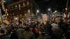 Para demonstran menentang kehadiran editor 'Breitbart News' Milo Yiannopoulos di kampus Universitas California, Berkeley, 1 Februari lalu (foto: dok).