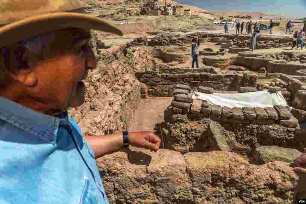 Dr. Zahi Hawass, the renowned Egyptian archeologist credited with discovering the site, leads a media tour of the roughly 3,000-year-old “lost golden city” in Luxor, Egypt, April 10, 2021. (Hamada Elrasam/VOA)