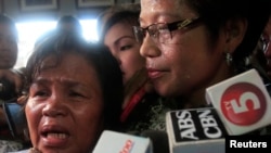 被害女子母亲（左）在法庭