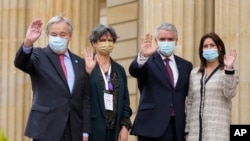 Sekretaris Jenderal PBB Antonio Guterres, kiri, istrinya Catarina Vas Pinto, kedua dari kiri, Presiden Kolombia Ivan Duque, kedua dari kanan, dan ibu negara Maria Juliana Ruiz. (Foto: AP)