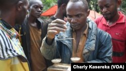 Des creuseurs artisanaux dans une mine d'or au Nord-Kivu, RDC, 21 avril 2015. (VOA/Charly Kasereka)