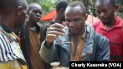 Des creuseurs artisanaux dans une mine d'or au Nord-Kivu, RDC, 21 avril 2015. (VOA/Charly Kasereka)