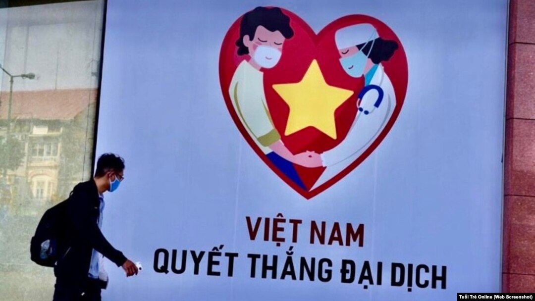 Một áp phích tuyên truyền cuộc chiến chống đại dịch COVID-19 ở Việt Nam. Thủ tướng Nguyễn Xuân Phúc nói Việt Nam "quyết tâm chính trị cao" trong cuộc chiến chống đại dịch virus corona. (Ảnh chụp màn hình Tuổi Trẻ Online)