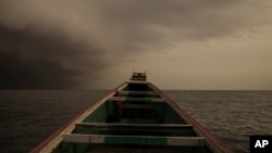 Esta imagen muestra la proa de una piragua, un típico bote pesquero senegalés que también utilizan los inmigrantes con destino a Europa, mientras se acerca una tormenta cerca de Dakar, Senegal, el lunes 4 de septiembre de 2023.